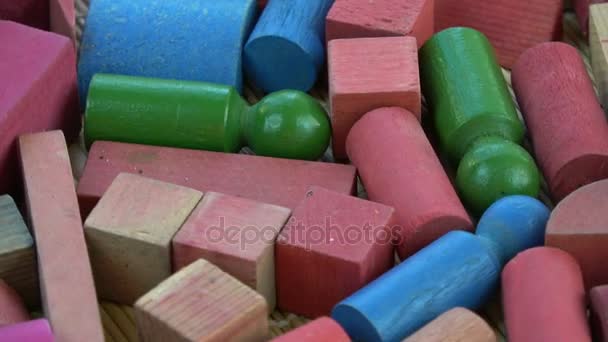 Rotující barevné dřevěné děti hračky  - Záběry, video