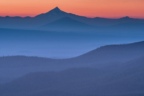 Modrá Haze usadí do údolí jako Mount Hood na obzoru - Fotografie, Obrázek