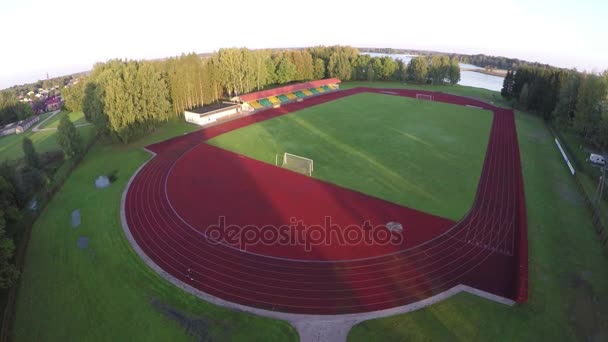 Drone voar sobre estádio esporte na luz do sol da manhã
 - Filmagem, Vídeo