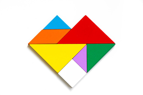 Barevný dřevěný tangram puzzle ve tvaru srdce na bílém podkladu - Fotografie, Obrázek