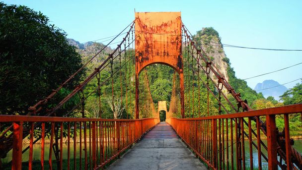 ラオス ・ バンビエンの南 Xong (曲川) 上オレンジ色の橋 - 写真・画像