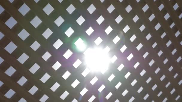 Brillante sol brillando a través de la red de madera cobertizo
 - Metraje, vídeo