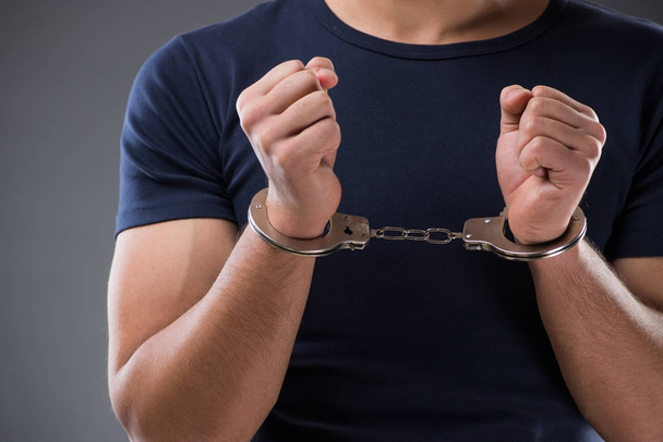 Чоловік своїми руками в наручниках у кримінальній концепції
 - Фото, зображення