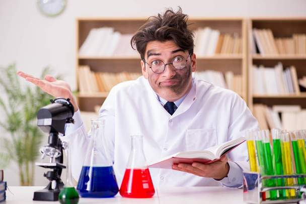 Gekke gekke wetenschapper dokter doet experimenten in een laboratorium - Foto, afbeelding