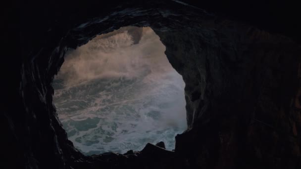 Pohled na vodu z moře jeskyně Rosh Hanikra - Záběry, video