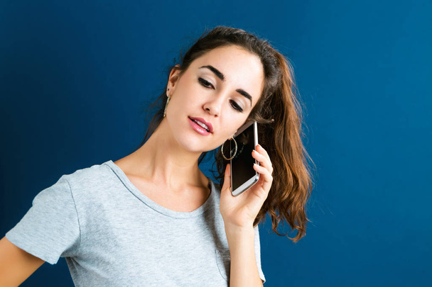 Mladá žena mluví po telefonu  - Fotografie, Obrázek