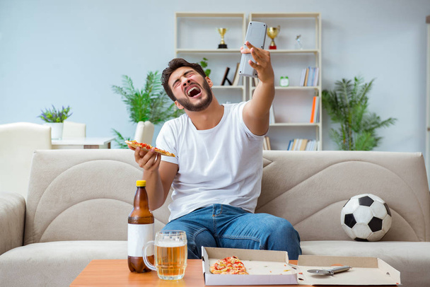 Muž jíst pizzu s sebou doma relaxační odpočinek - Fotografie, Obrázek