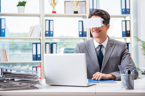 Zakenman met VR virtual reality bril op kantoor - Foto, afbeelding