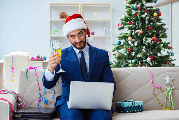 Liikemies työskentelee kotona joulun aikana - Valokuva, kuva