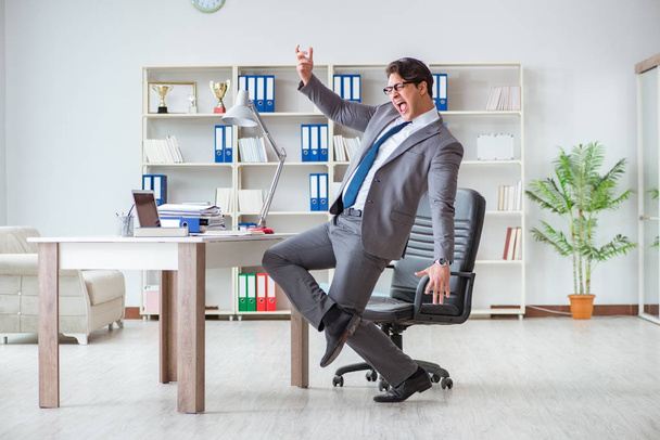 Empresário se divertindo fazendo uma pausa no escritório no trabalho - Foto, Imagem