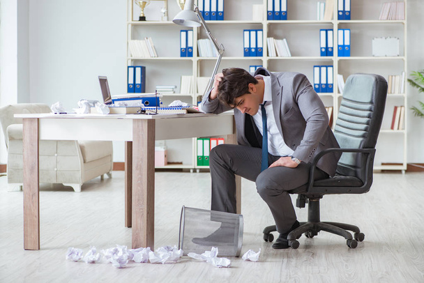 Naštvaný obchodník šokován prací v kanceláři vyhozen vyhozen - Fotografie, Obrázek