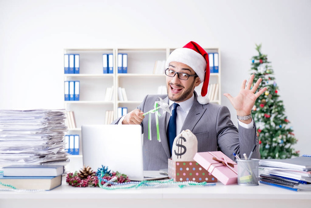 Mladý podnikatel slaví Vánoce v kanceláři - Fotografie, Obrázek