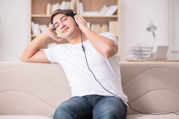 Man listening to music at home - Foto, imagen