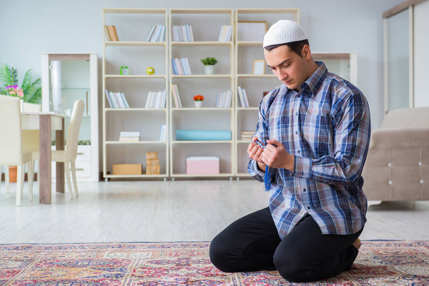 Joven musulmán rezando en casa - Foto, imagen