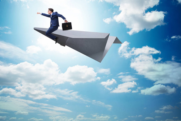 Homme d'affaires volant sur avion en papier dans le concept d'entreprise - Photo, image