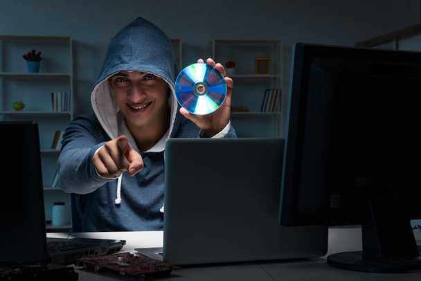 Hacker piratería informática por la noche - Foto, Imagen