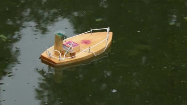 Dřevěný člun loď vody pozadí - Záběry, video