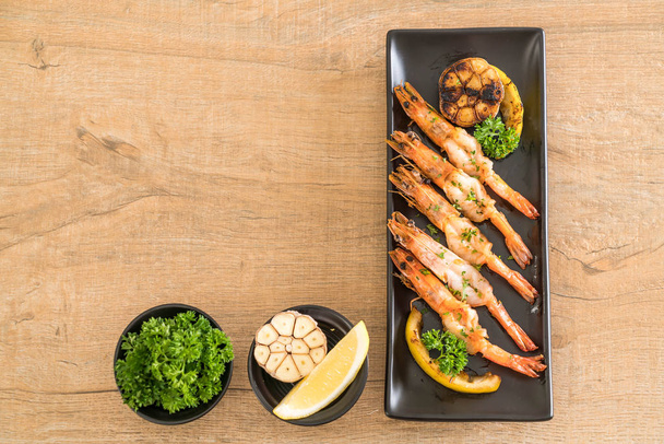 fried shrimps with garlic  - Foto, imagen