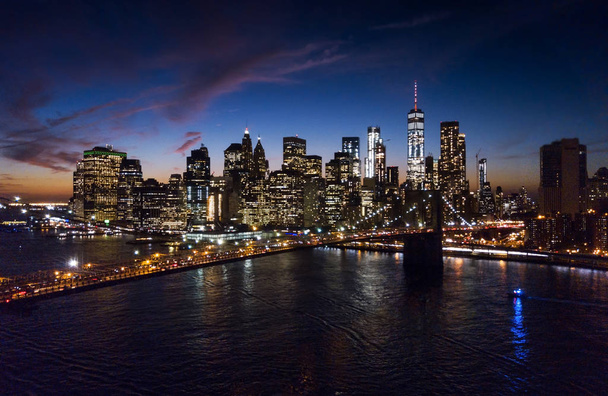 Вид с воздуха на Бруклинский мост и городской пейзаж ночью
 - Фото, изображение