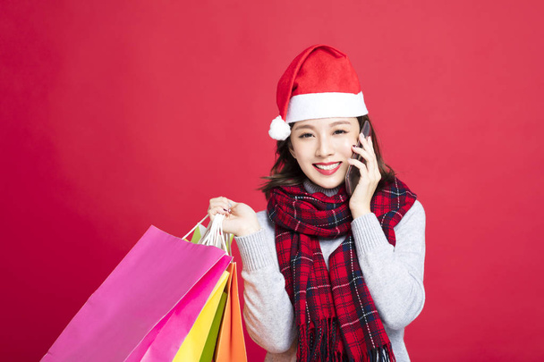 Žena nakupování vánočních dárků a mluvící telefon - Fotografie, Obrázek