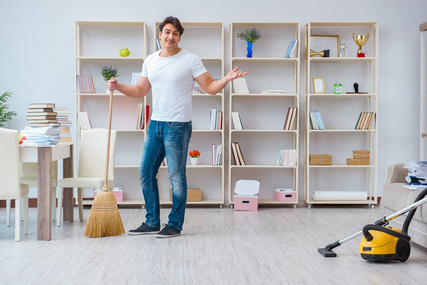 Uomo che fa pulizia a casa - Foto, immagini