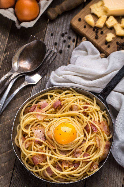 Pasta with bacon, egg and cheese - Foto, Imagen