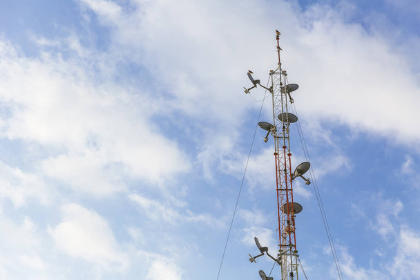 Bezprzewodowa antena komunikacji dalekiego zasięgu danie wieża z tle błękitnego nieba - Zdjęcie, obraz