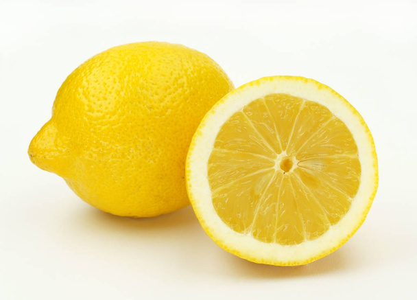 2 sitruunaa, valkoinen tausta a
 - Valokuva, kuva