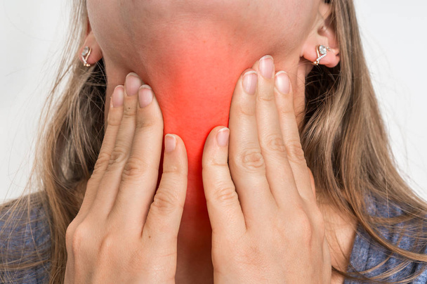 Frau mit Halsschmerzen hält ihren schmerzenden Hals - Foto, Bild