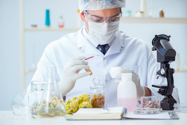 Químico mezclando perfumes en el laboratorio - Foto, imagen