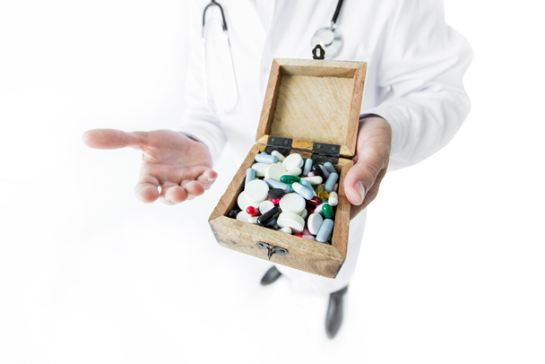 doctor holding pills - Фото, изображение