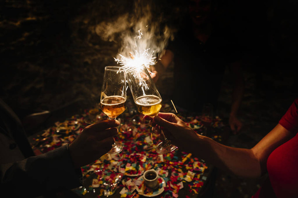 Dos copas de champán para celebrar
 - Foto, imagen