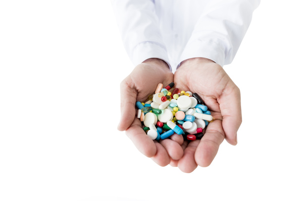 Médico sosteniendo pastillas
 - Foto, Imagen