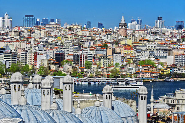 Vista sobre a Torre de Galata chamada também de Torre de Cristo, uma torre de pedra medieval no bairro de Galata em Istambul, Turquia
, - Foto, Imagem