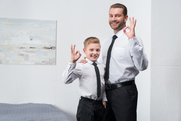 padre e hijo en ropa formal
 - Foto, Imagen