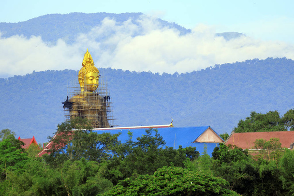 A Buddha épül. Ban Tak, Tak tartományban, Tha található - Fotó, kép