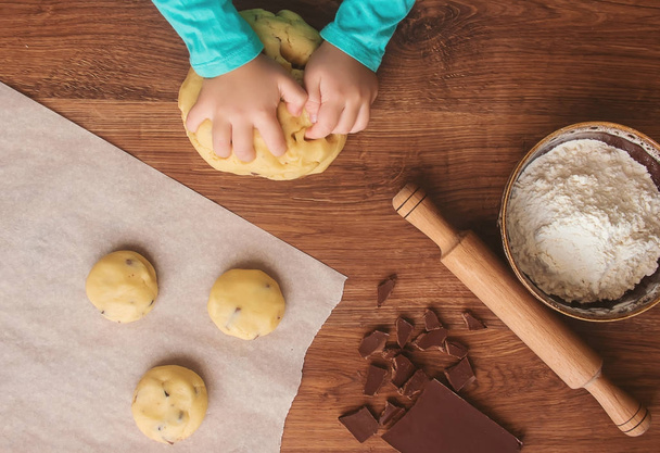 Un bambino fa un biscotto. Focus selettivo
.  - Foto, immagini