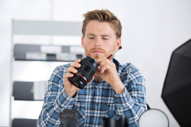 man inspecting the camera lens - Foto, imagen