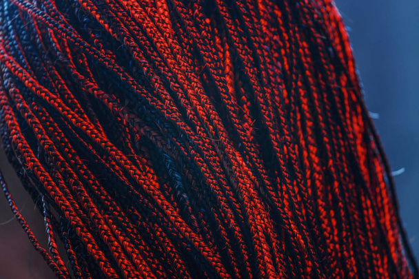 Close-up van afro pigtails vlechten in Zizi en Kanekalon techniek met multi-gekleurde draden en dreadlocks - Foto, afbeelding
