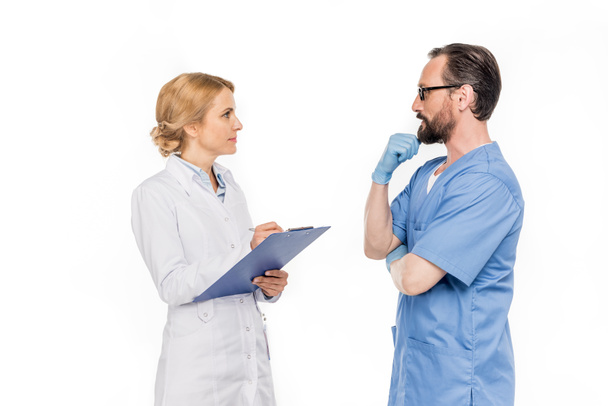 médicos discutindo diagnóstico
 - Foto, Imagem