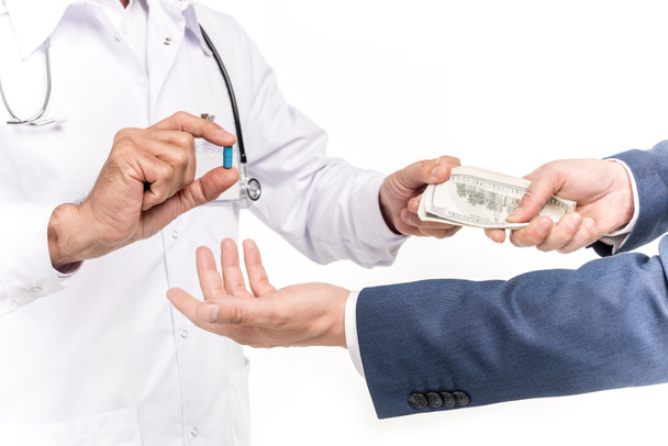 бизнесмен покупает лекарства у врача
 - Фото, изображение