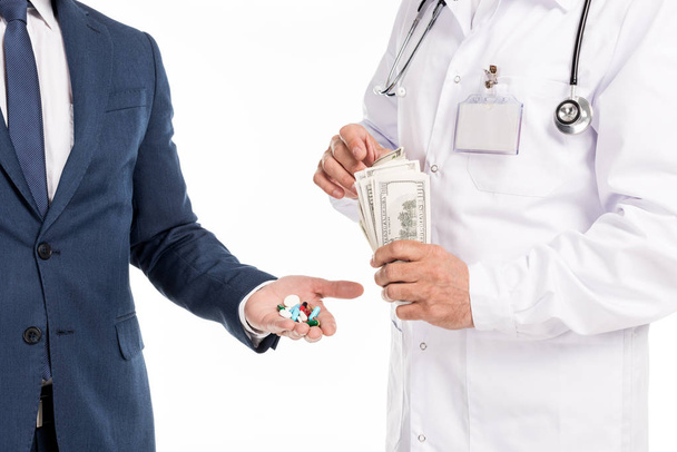 бизнесмен покупает таблетки у врача
 - Фото, изображение