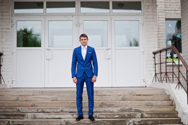 Portrait of a handsome high school graduate in stylish tuxedo po - Foto, Bild