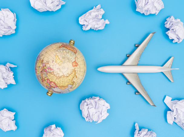 world travel concept  with Toy plane and Globe in Paper Cloud sky - Foto, Bild