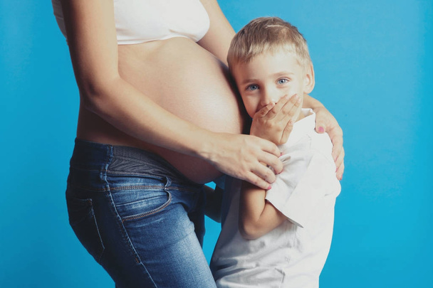  kisfiú hugs egy terhes anya - Fotó, kép