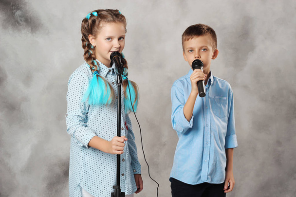 Dwoje dzieci śpiewają piosenkę - Zdjęcie, obraz