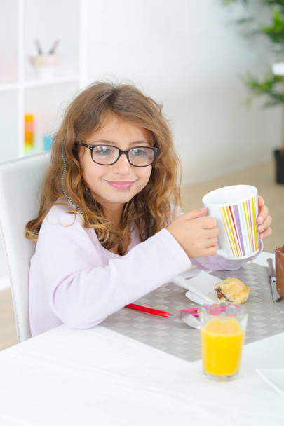 girl cooking having breakfast alone - Foto, immagini