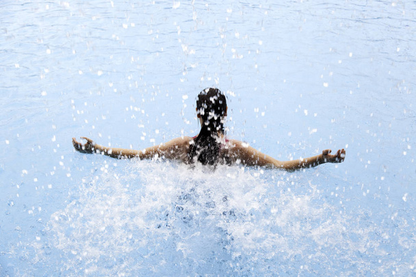 Žena plavání v bazénu - Fotografie, Obrázek