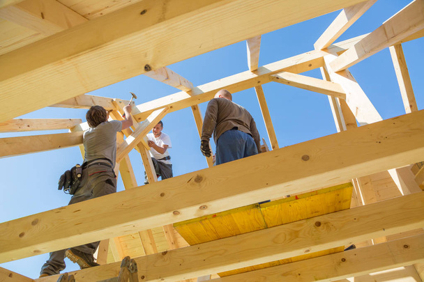 Constructores trabajando con la construcción de techos de madera
. - Foto, Imagen
