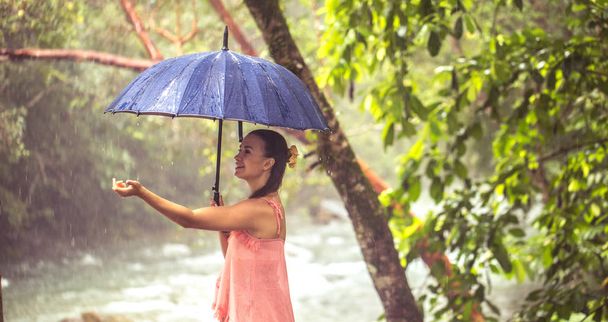 Dziewczyna z parasolem w lesie deszczowym - Zdjęcie, obraz
